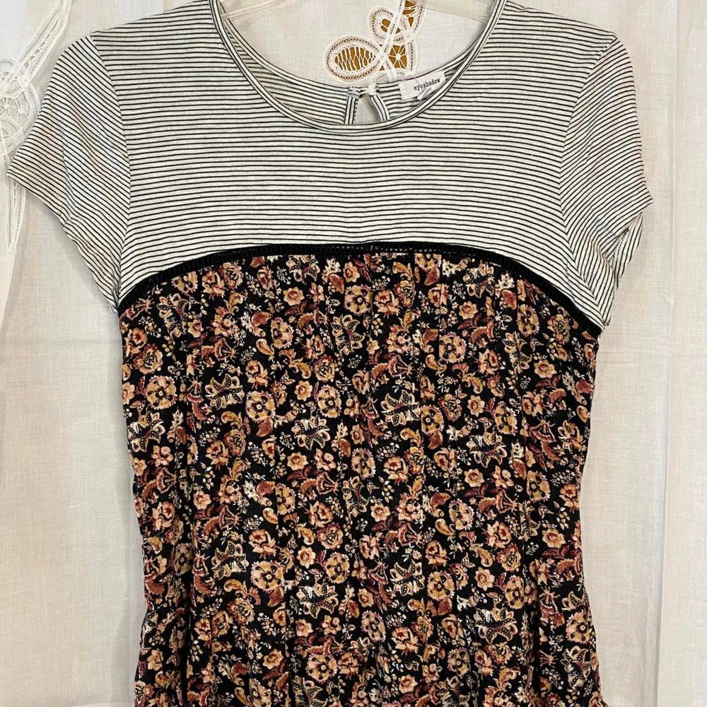 Size M Multicolor Floral Eyeshadow Tee